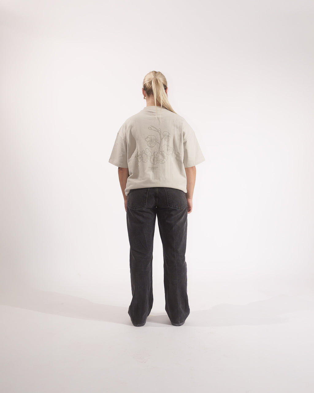 Weibliches Model in Größe S Creme Beige Weißes Oversized T-Shirt mit Langem Arm, Vorderseite mit Druck auf der Brust 
