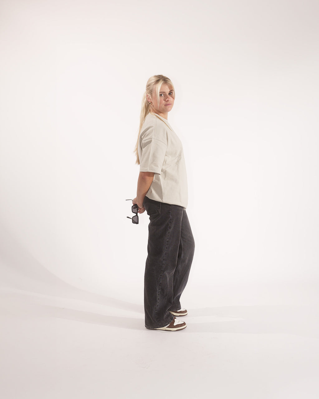 Backprint Rücken Druck Model in Größe L Creme Beige Weißes Oversized T-Shirt mit Langem Arm, Von der Seite mit Druck auf der Brust 