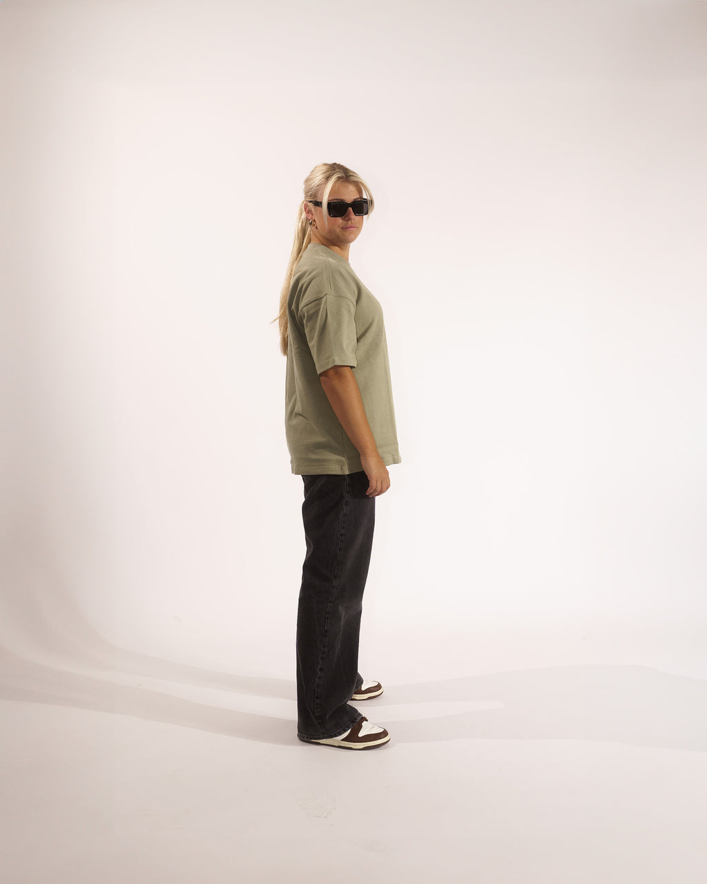 Jordan Fashion Print Sommer weibliches frauen Model Grün Salbei Sage Green Gravistudios Gravi StudiosT-Shirt Oversized mit Langemarm Enger Kragen Front print backprint vorderseite heavyweight selfmade