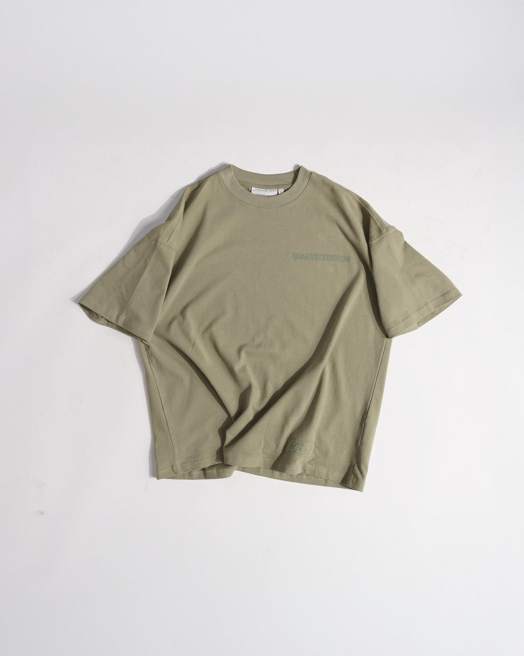 Jordan Fashion Print Sommer männliches Model Grün Salbei Sage Green Gravistudios Gravi StudiosT-Shirt Oversized mit Langemarm Enger Kragen Front print backprint vorderseite heavyweight selfmade