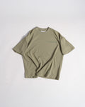 Jordan Fashion Print Sommer männliches Model Grün Salbei Sage Green Gravistudios Gravi StudiosT-Shirt Oversized mit Langemarm Enger Kragen Front print backprint vorderseite heavyweight selfmade