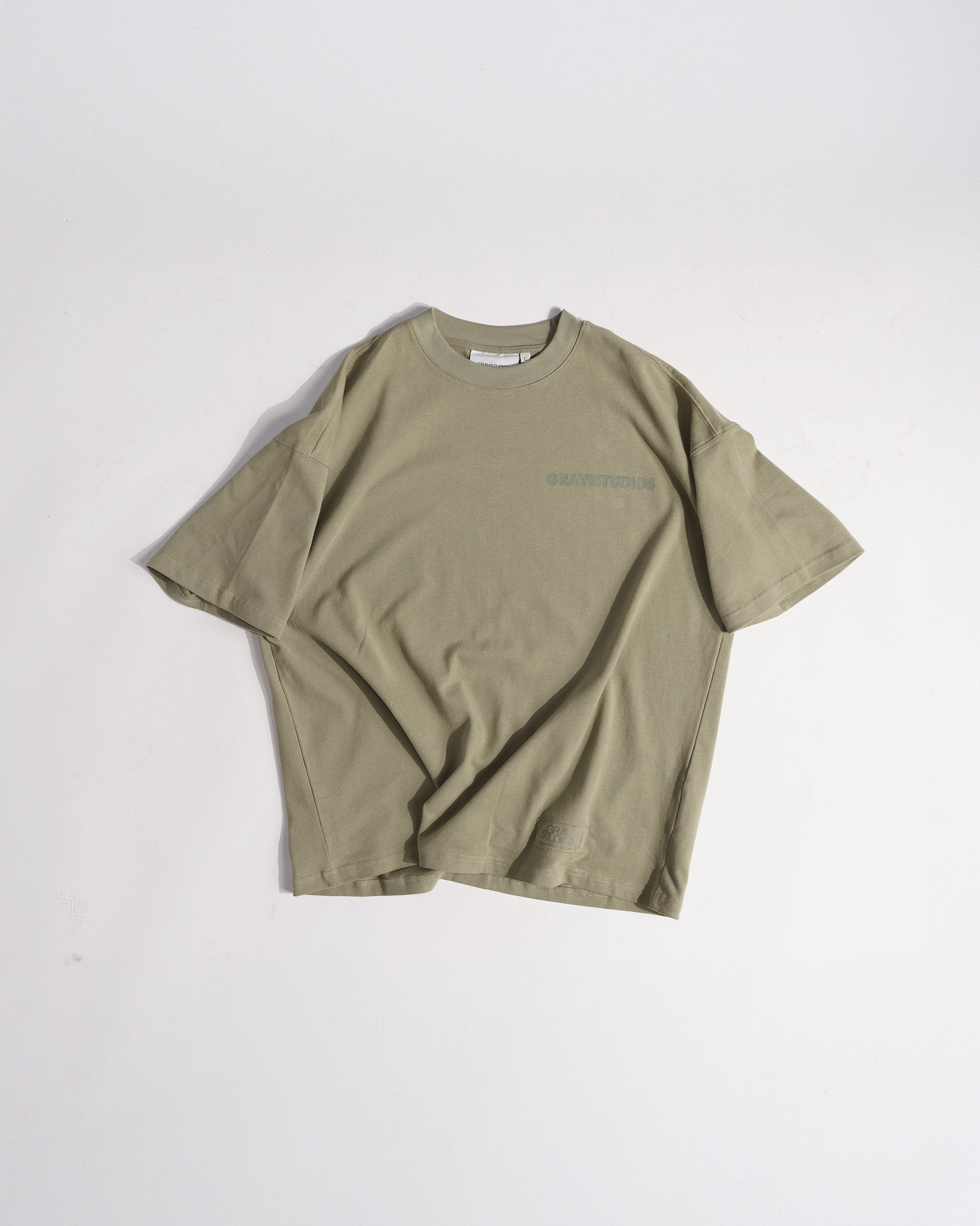 Jordan Fashion Print Sommer männliches Model Grün Salbei Sage Green Gravistudios Gravi StudiosT-Shirt Oversized mit Langemarm Enger Kragen Front print backprint vorderseite heavyweight selfmade