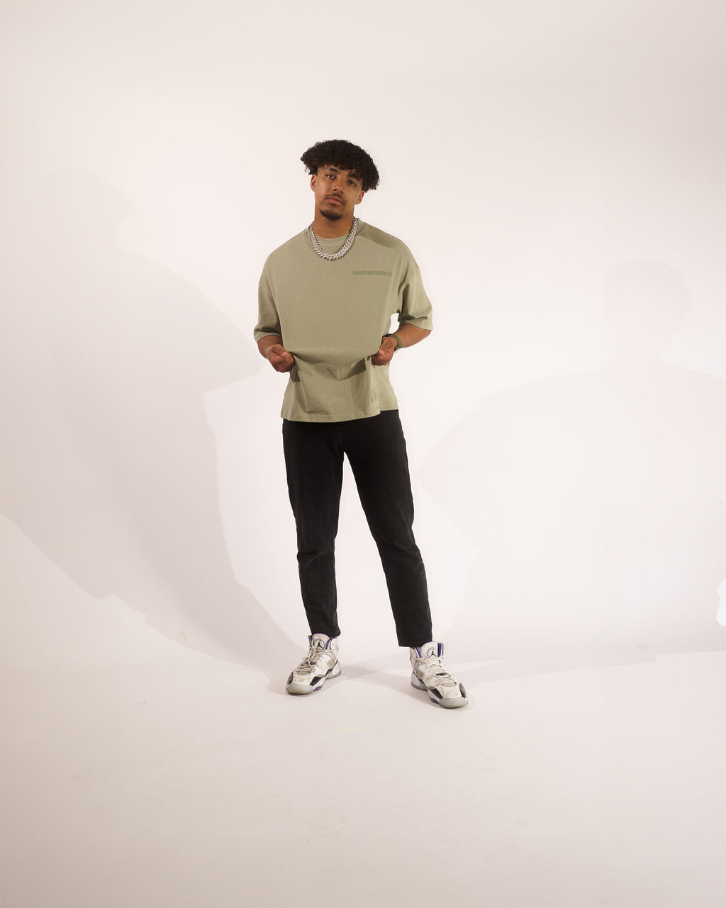Jordan Fashion Print Sommer männliches herrenModel Grün Salbei Sage Green Gravistudios Gravi StudiosT-Shirt Oversized mit Langemarm Enger Kragen Front print backprint vorderseite heavyweight selfmade