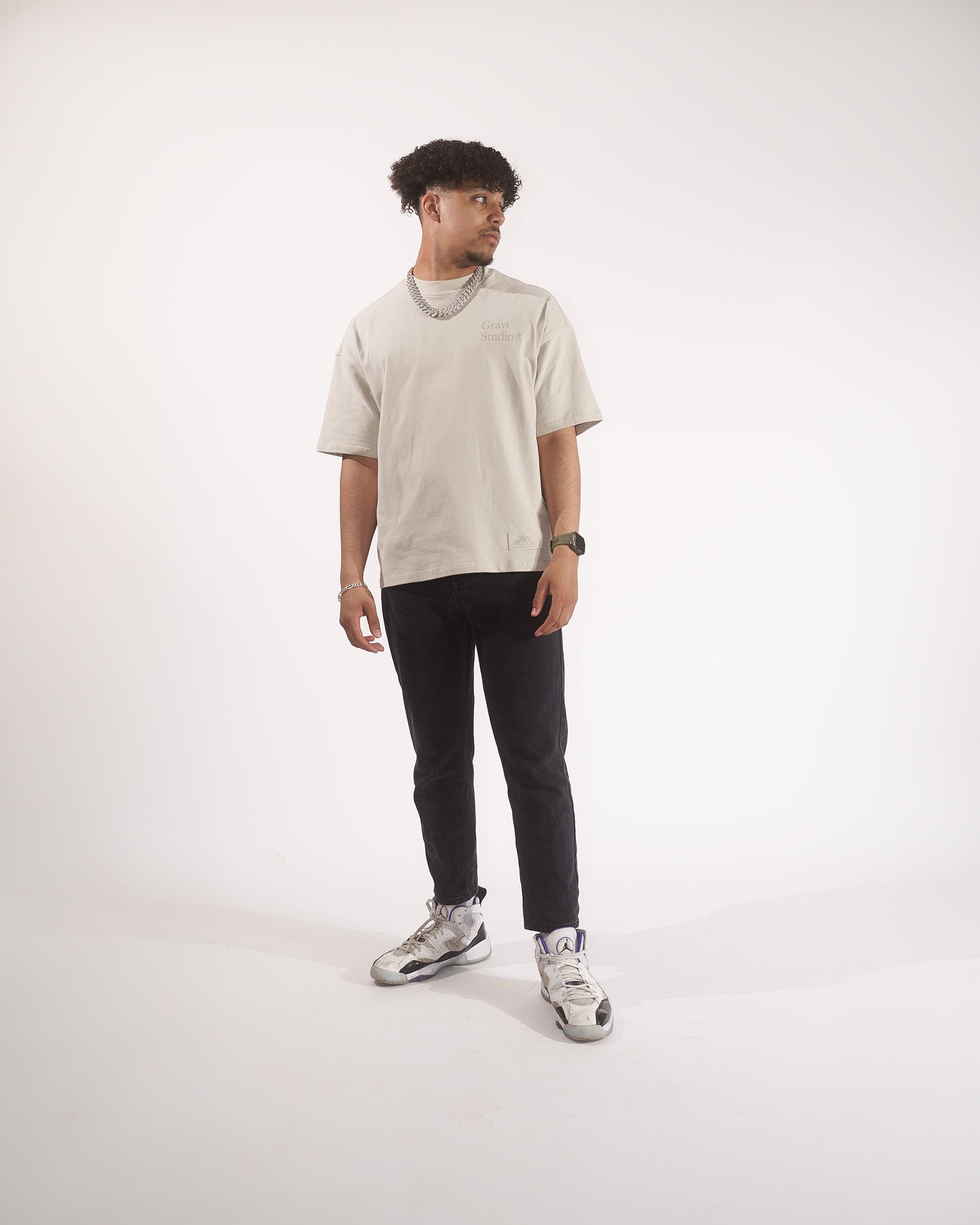 Model in Größe L Creme Beige Weißes Oversized T-Shirt mit Langem Arm, Vorderseite mit Druck auf der Brust 